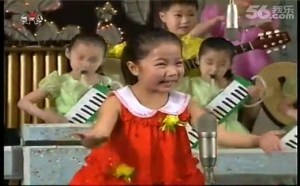 朝鲜小姑娘来逗你一乐：小朋友都笑了