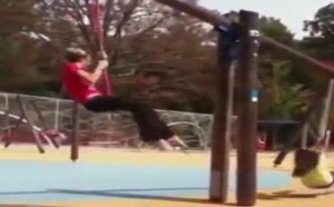 【轻松时刻】现实版美女激斗野兽 画面太惨不敢看 137