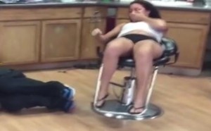 【轻松时刻】情侣地铁秀恩爱惨遭FFF团报复 150