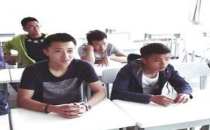 【学校里的疯子】美女逛街总有力气"再"转一圈 11