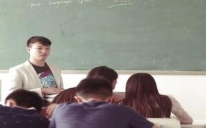 【学校里的疯子】那个女的掏出了避孕套 24