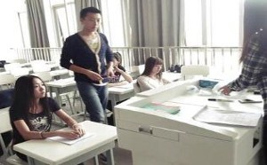 【学校里的疯子】那个聋哑服务员像不像赵文琪？ 26