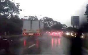 【逗逼说】恶搞搞笑闪电劈断大树惊人现场