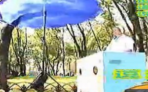 【逗逼说】美女恶搞！脱掉美女的裙