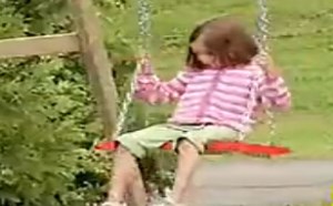 【逗逼说】搞笑整人恶作剧 秋千荡死你你信不