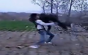 【逗逼说】恶搞膜拜！农村小伙神级模仿WWE