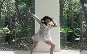 【逗逼说】漂亮萌萌哒妹纸分身大跳小苹果