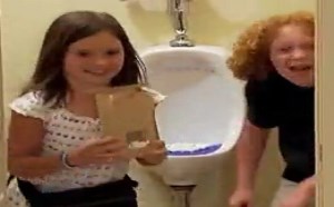 【逗逼说】【美女恶搞】美女教你吃吃看！