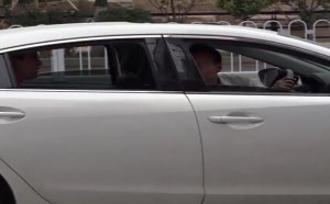 街头直接开门闯进陌生人车里