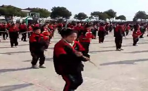 【逗逼说】史上最雷人广播操，中小学生齐耍打狗棍法