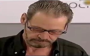 【逗逼说】美女用脚勾引你