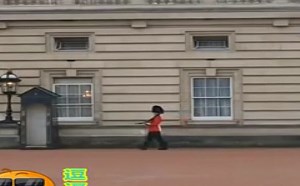 【逗逼说】女王不在，御林军跳傻操舞