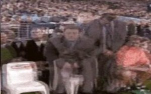 玩球被球给玩了，不走寻常路 每日一囧 44