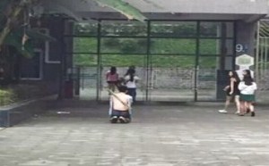 比基尼与小腹间形成一道空隙 每日一囧 142