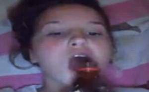 美女两腿间走了一个好大的光 每日一囧 178