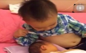 哥哥给弟弟喂奶竟干出这事 每日一囧 279