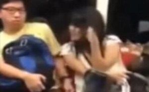 实拍地铁上花痴女强行吃小伙子豆腐，嘴里不断说着我爱你，小伙快崩溃