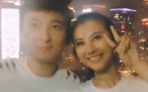 王思聪撇高冷与众美女合影 戴有角帽比V卖萌超有活力 王思聪撇高冷与众美女合影 戴有角帽比V卖萌超有活力