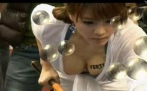 美女胸压台球诱惑 让男人欲火膨胀视频