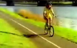 骑单车性感紧身短裤翘臀美女从你身边飘过 男人们都不能自控 骑单车性感紧身短裤翘臀美女从你身边飘过 男人们都不能自控