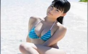 中日混血女星穿比基尼沙滩性感写真 修长美腿超大胸围惊人