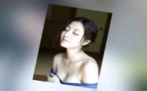 日性感女星拍写真半脱和服漏半臂 白皙傲人双乳令人意淫