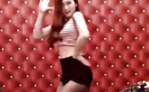 美女在家中跳性感舞蹈翘屁迷人可爱百看不厌