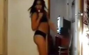 脱光光美女搞得正爽的时候发生意外之事 看表情就知道很痛吧！