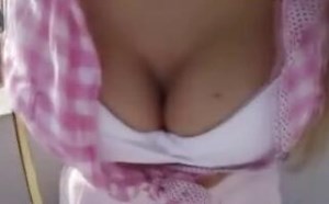 艺校小美女搞怪卖萌骑童车 无节操私处险些暴露视频