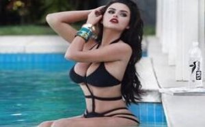 女星穿比基尼拍大肚写真 大胆又温情的裸体照亮瞎眼