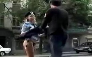 美女变身性感交警 当街脱掉裙子恶搞男人