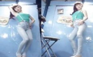 性感翘屁美女穿牛仔裤扎青春马尾辫高速扭屁热舞