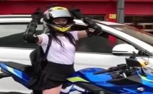 机车摩托美女对高富帅卖萌,难道是想让他追她吗? 机车摩托美女对高富帅卖萌,难道是想让他追她吗?