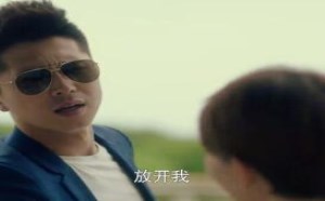 异国美女遇到困难无人帮助,只好使出卖萌计征服男子 异国美女遇到困难无人帮助,只好使出卖萌计征服男子