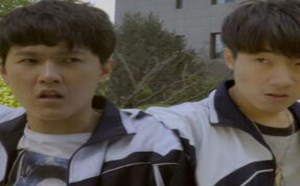 两男学生为争妹子大打出手,却迎来特别的爱 学校里的疯子153 两男学生为争妹子大打出手,却迎来特别的爱 学校里的疯子153