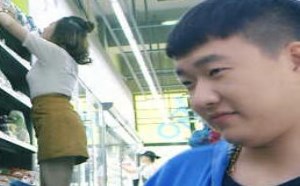 学校里的疯子123 男子想揩油 没想到美女这么主动配合