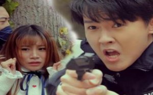 美女被劫匪挟持 开出条件取人震惊四座 学校里的疯子179