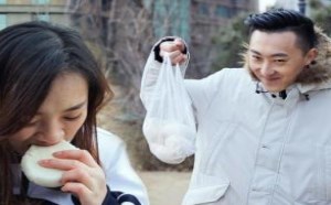 乞讨女竟是个大骗子 被当场揭穿太丢人 学校里的疯子194