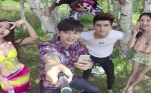 马可拿自拍杆主动与性感泳衣美女相伴合影