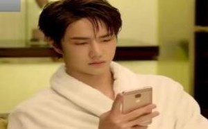 美女手机里的自拍照片竟被帅哥发现