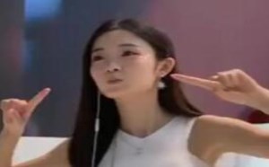 女生看了都受不了的车模小姐卖萌视频