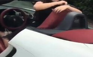 美女穿黑丝袜戴花环在保时捷跑车里面卖萌