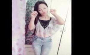 妹子在家中卖萌前凸后翘视频引人犯罪