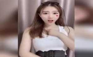 清纯可爱大眼美女玩自拍好迷人