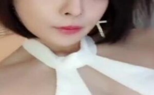 白嫩奶牛美女玩自拍身材真是太完美了