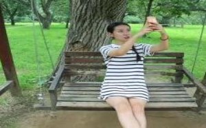 聪明美女玩自拍，把三个小伙子迷得神魂颠倒