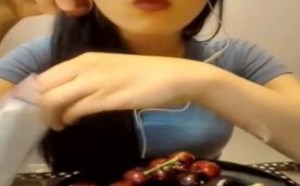 美女自拍吃樱桃，一个接一个，看得我直冒口水