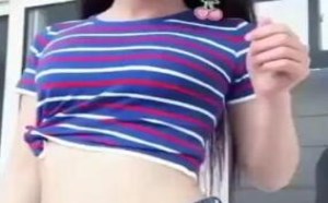 身材火辣的美女身穿露腰装嘟嘴卖萌受不了