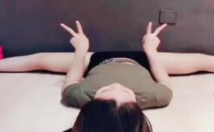 美女自拍一字马练习过程，还剪刀手萌萌哒